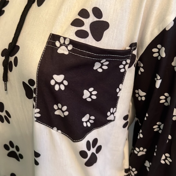 🐾 Lily White/Black Paw 🐾 Print Pocket Hoodie - Picture 2 of 5